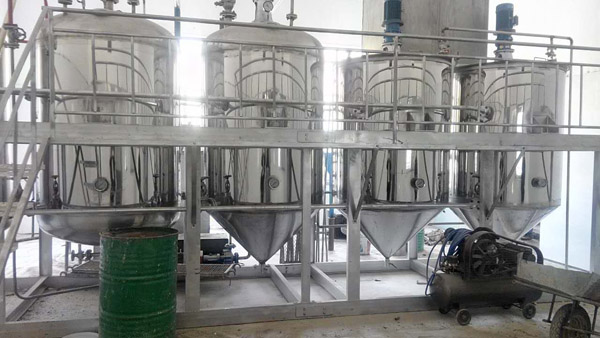 山西日產2噸（dūn）核桃（táo）油精煉（liàn）設備安裝現場